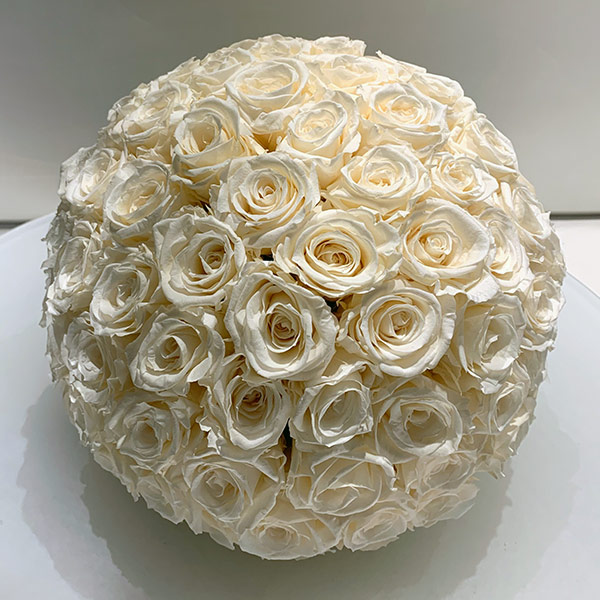 Ball aus cremefarbenen Rosen